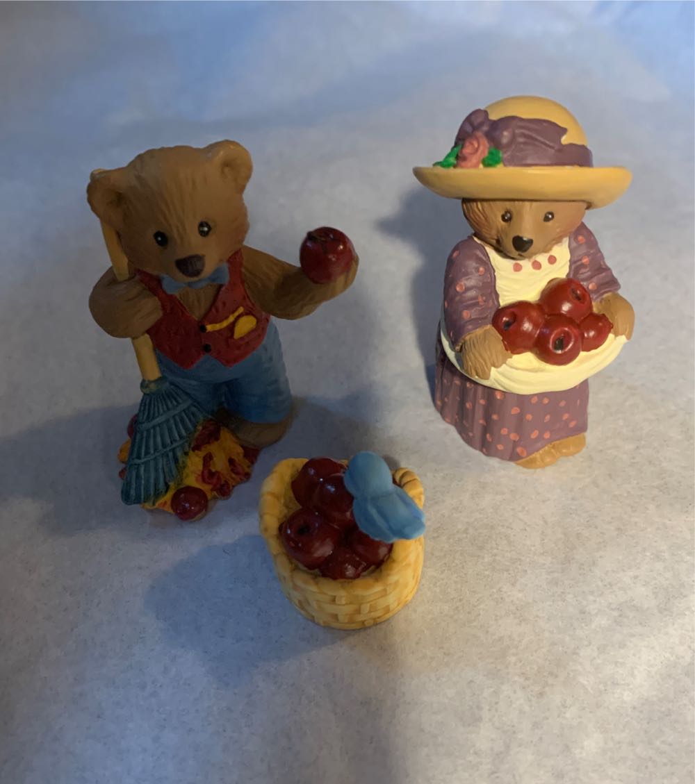 Hallmark Merry Miniatures Apple Harvest - Merry Miniatures A Collection Of Charm (Thanksgiving - Personalities 1997) ornament collectible [Barcode 015012390674] - Main Image 3