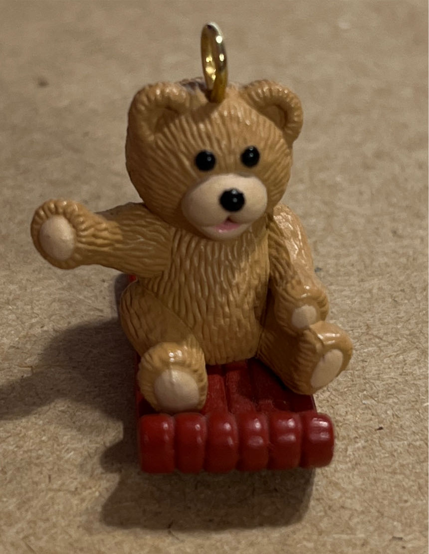 Miniature Going Sledding - Miniature (Miniature) ornament collectible [Barcode 070000027659] - Main Image 3