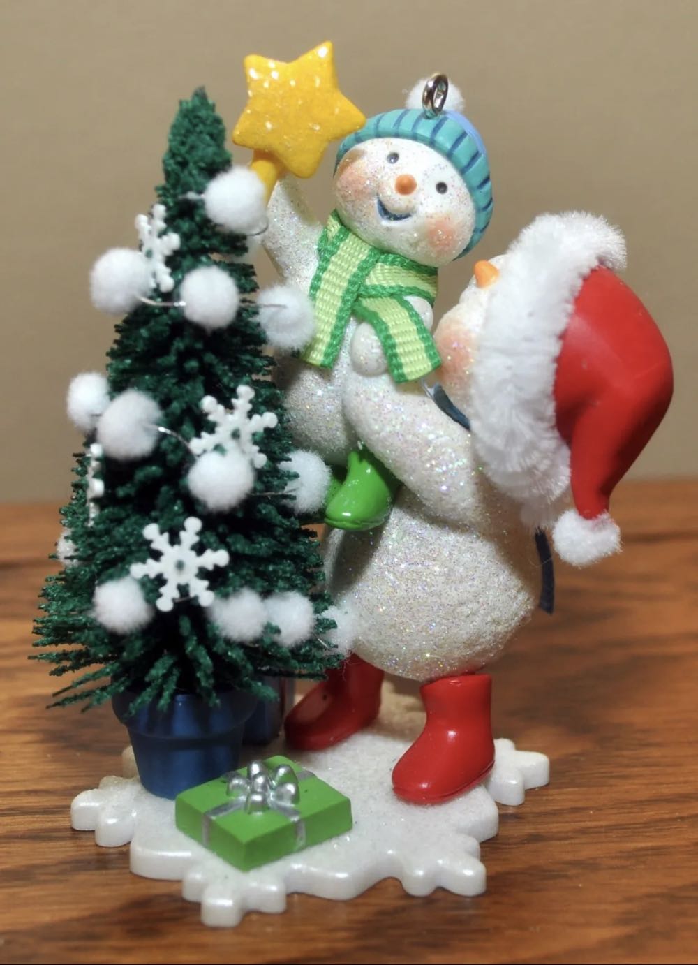 Making Memories #1: Trimming the Tree - Making Memories (Collectible Series) ornament collectible - Main Image 3