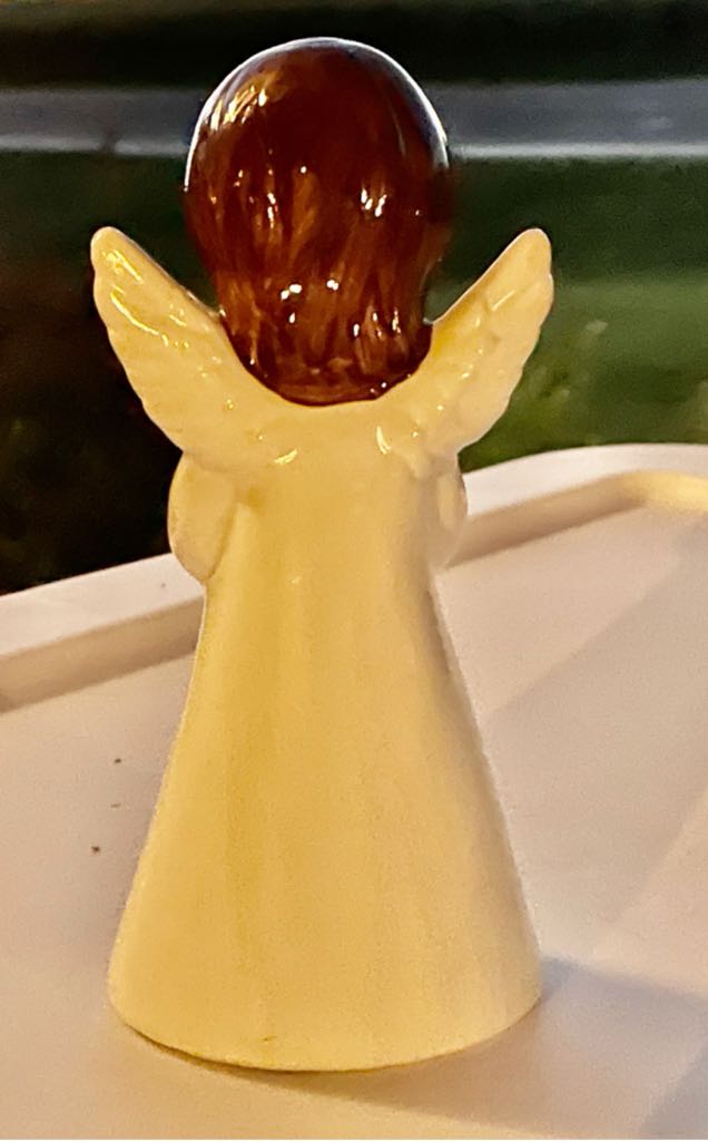 HOMCO - Praying Angel - Yellow Flower - Praying (Angel) ornament collectible - Main Image 2