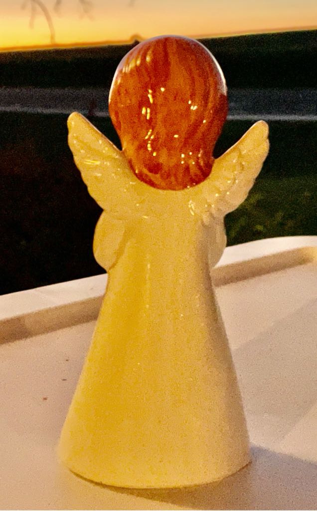 HOMCO - Praying Angel - Red Flower - Praying (Angel) ornament collectible - Main Image 2