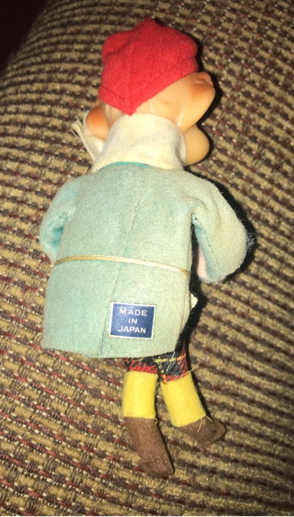 Sitting Elf - Knee Hugger (Elf) ornament collectible - Main Image 2