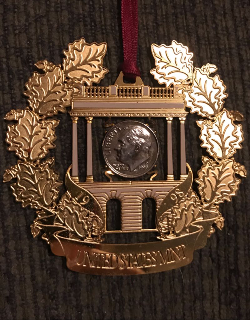 Danbury Mint - Santa Around The World - America