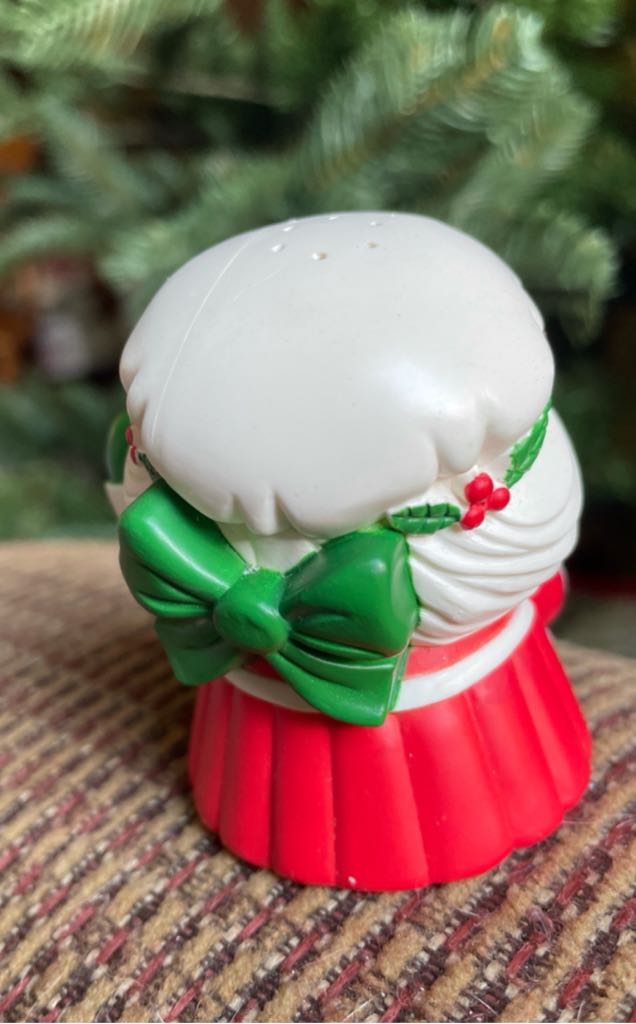 S&P - Mrs Claus - Santa (Salt & Pepper Shakers) ornament collectible - Main Image 2