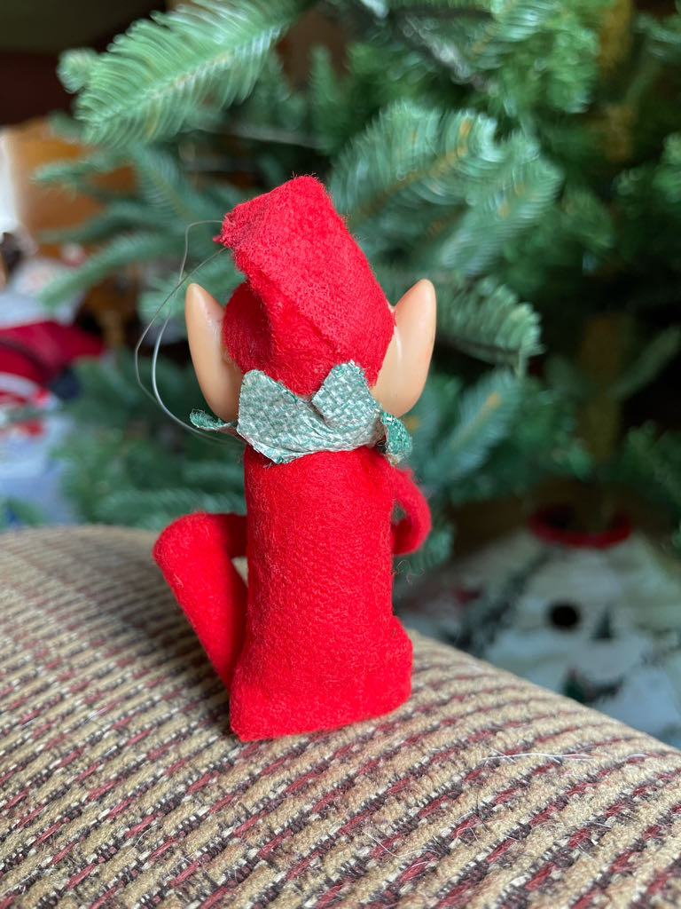 Knee Hugger Elf - Red/Green Trim - Knee Hugger (Elf) ornament collectible - Main Image 2