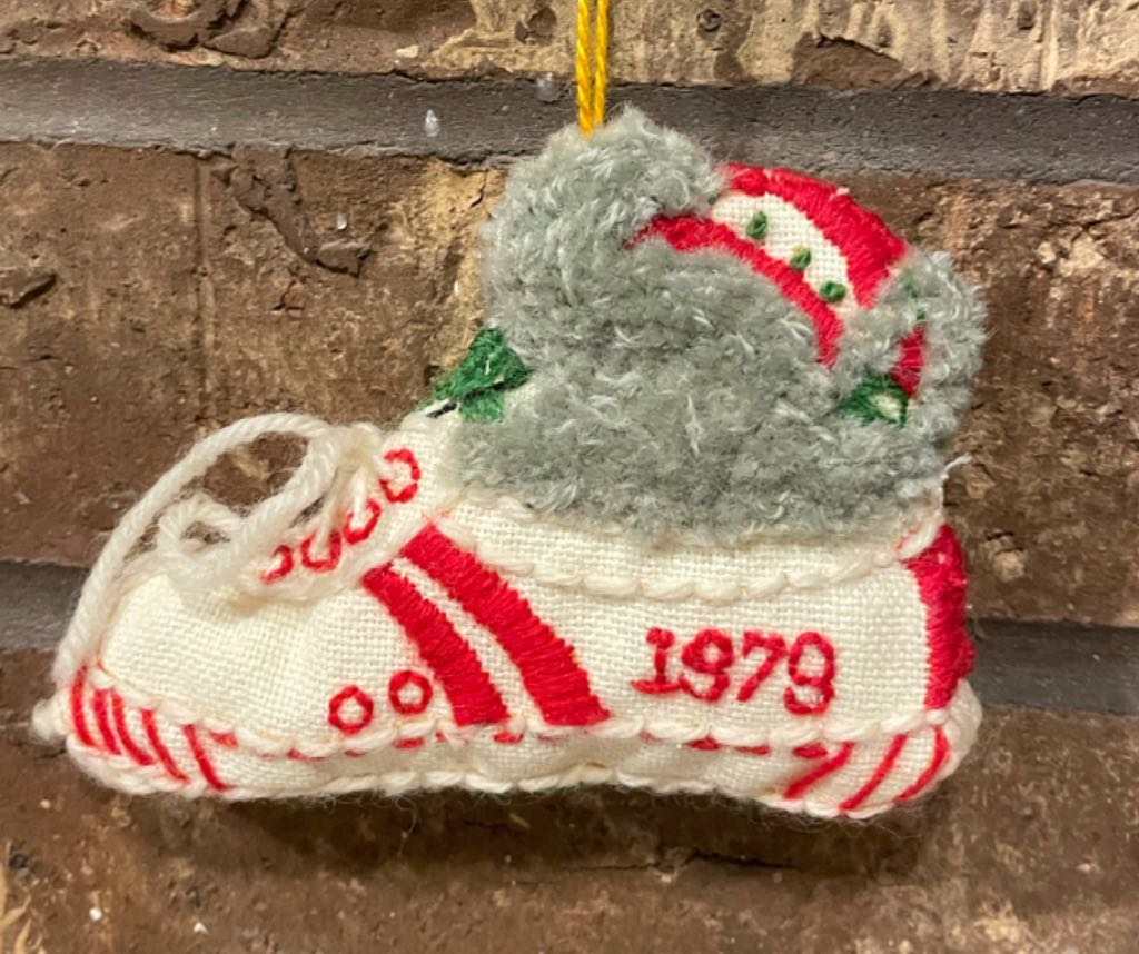 Cross Stitch - Mouse In Tennis Shoe - MOUSE (Cross Stitch) ornament collectible - Main Image 2