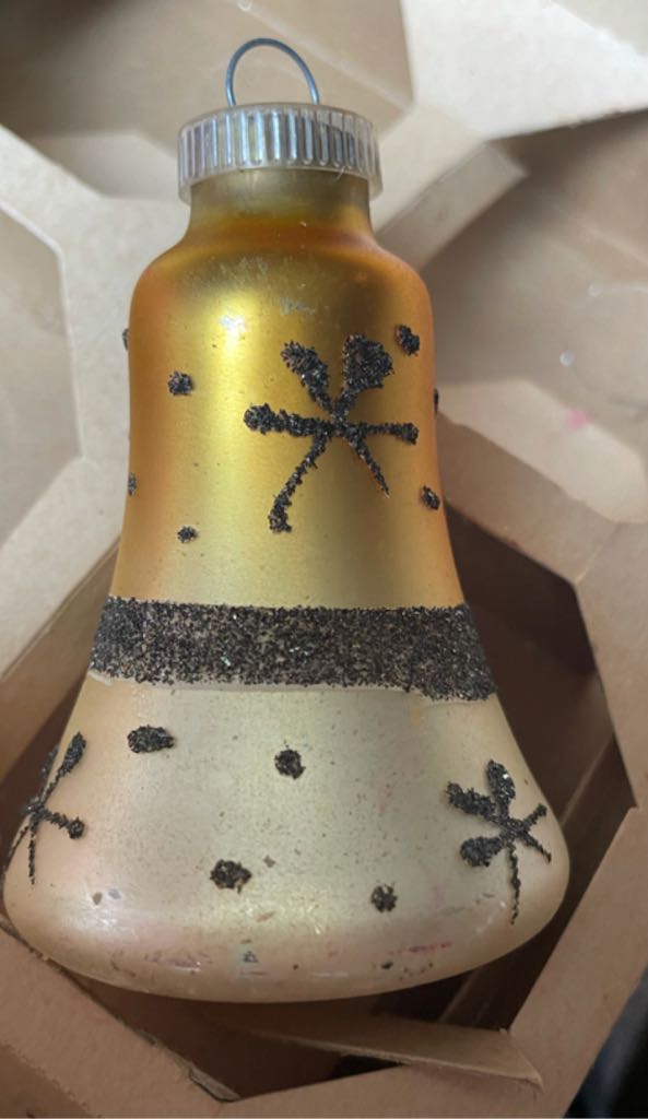 Lanissa - D.G.B.M. - Bell - Stencil - Snowflakes - White & Gold - Stencil (Bell) ornament collectible - Main Image 2