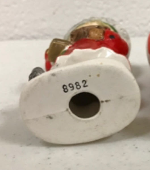 NAPCO - Caroler - Girl- 8982 - Caroler (Music) ornament collectible - Main Image 2