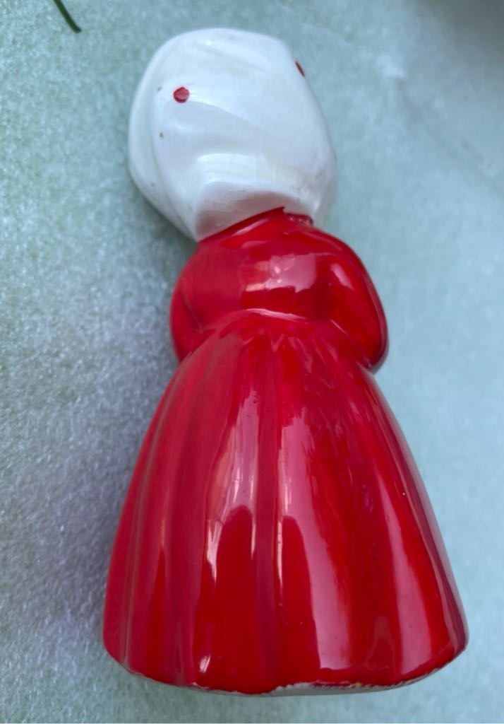 Carolier - Red Coat - Caroler (Music) ornament collectible - Main Image 2