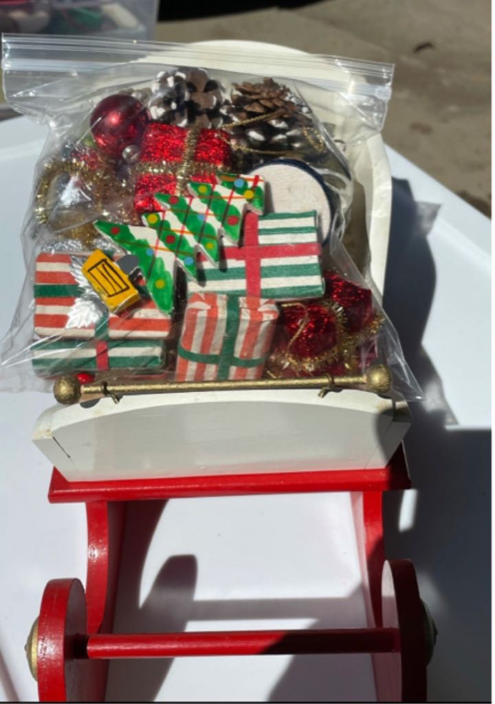 Sleigh With Gifts - Sleigh (Centerpiece) ornament collectible - Main Image 2