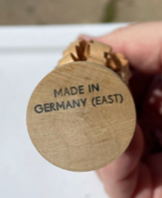 Erzgebirge - Caroler - Caroler (Putz) ornament collectible - Main Image 2