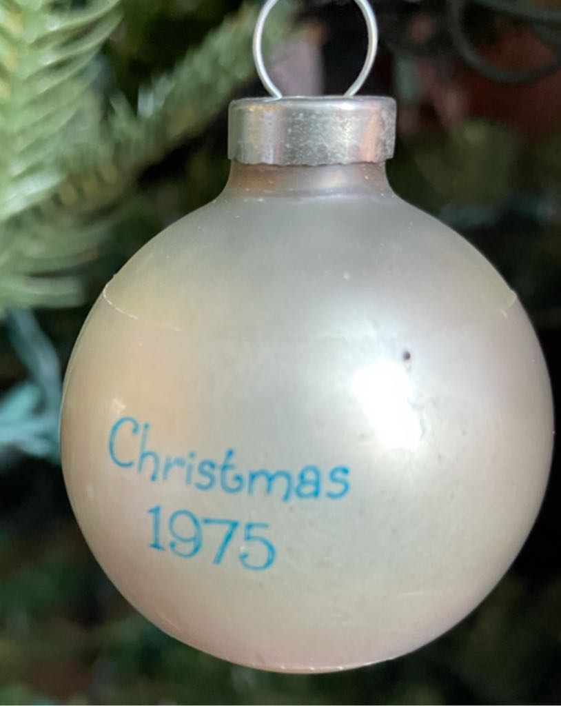 Buttons & Bo - With Wreath - Sleeve (Round) ornament collectible - Main Image 2