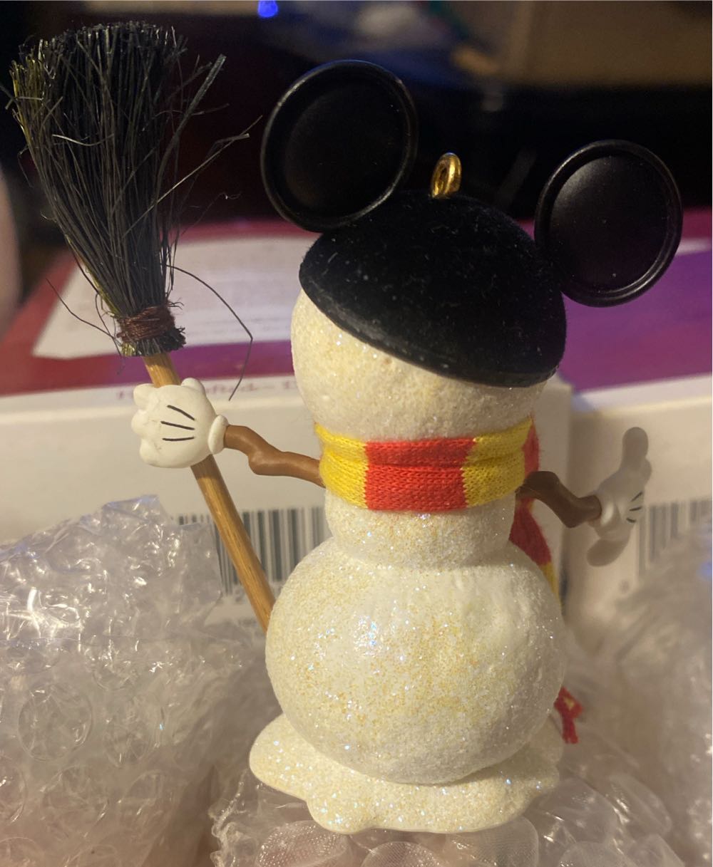 Snow Scultpure - Mickey Mouse 2004 - Disney (Snowman) ornament collectible - Main Image 3