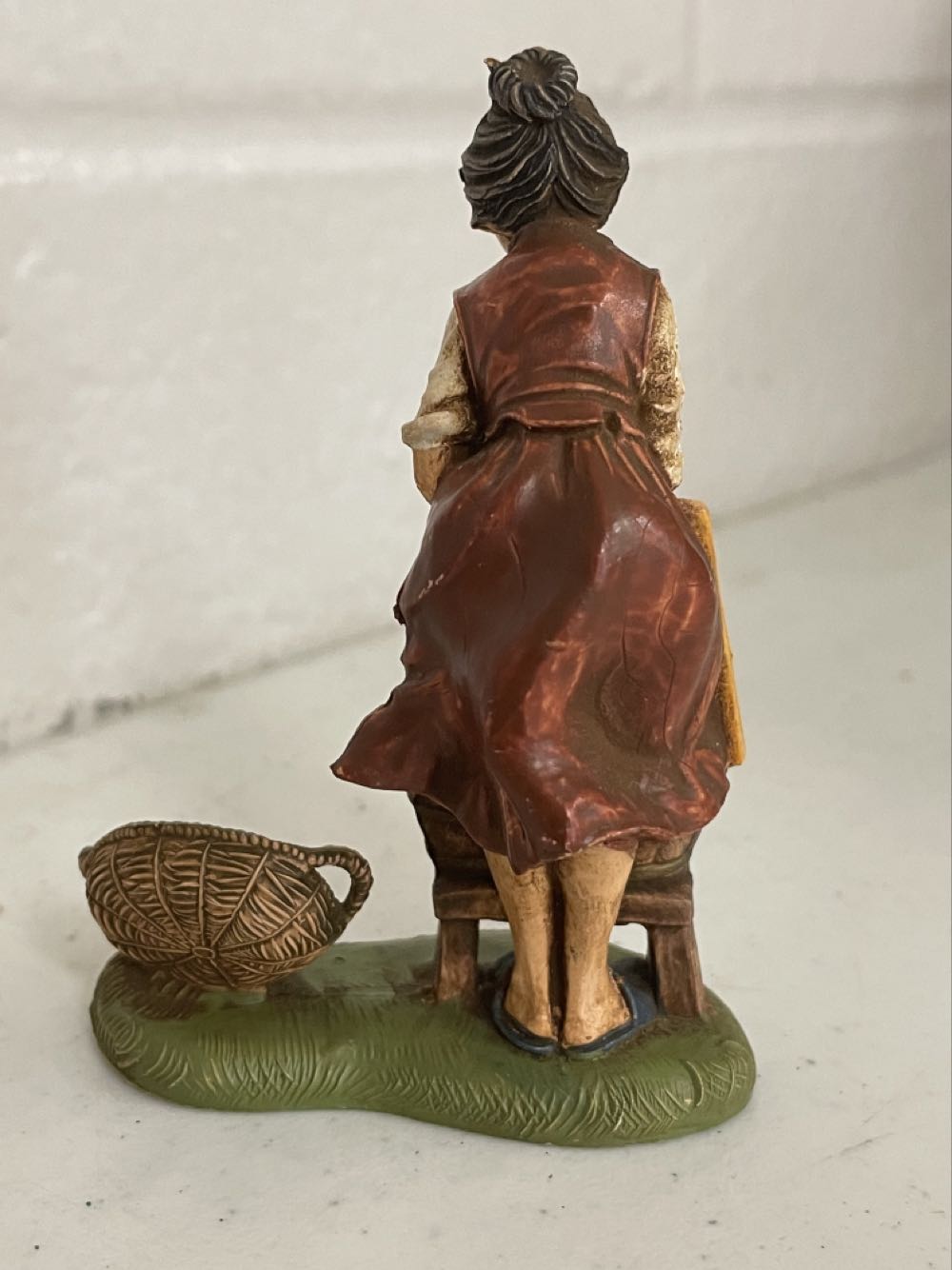 Fontanini - (Set 1) - #204 - Villager - Woman Washing Clothes - Washer (Villager) ornament collectible - Main Image 2