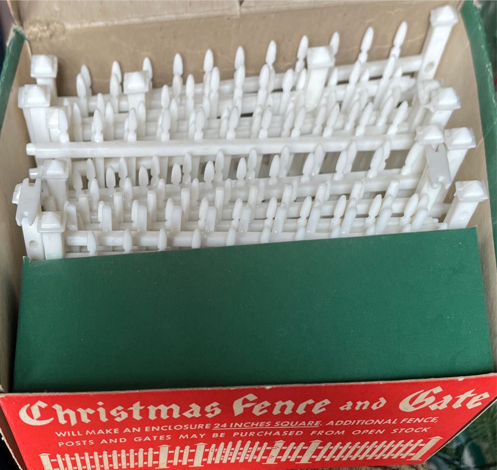 Bachmann - Putz - Christmas Fence & Gate - Style 1-C - Fence (Putz Village) ornament collectible - Main Image 4