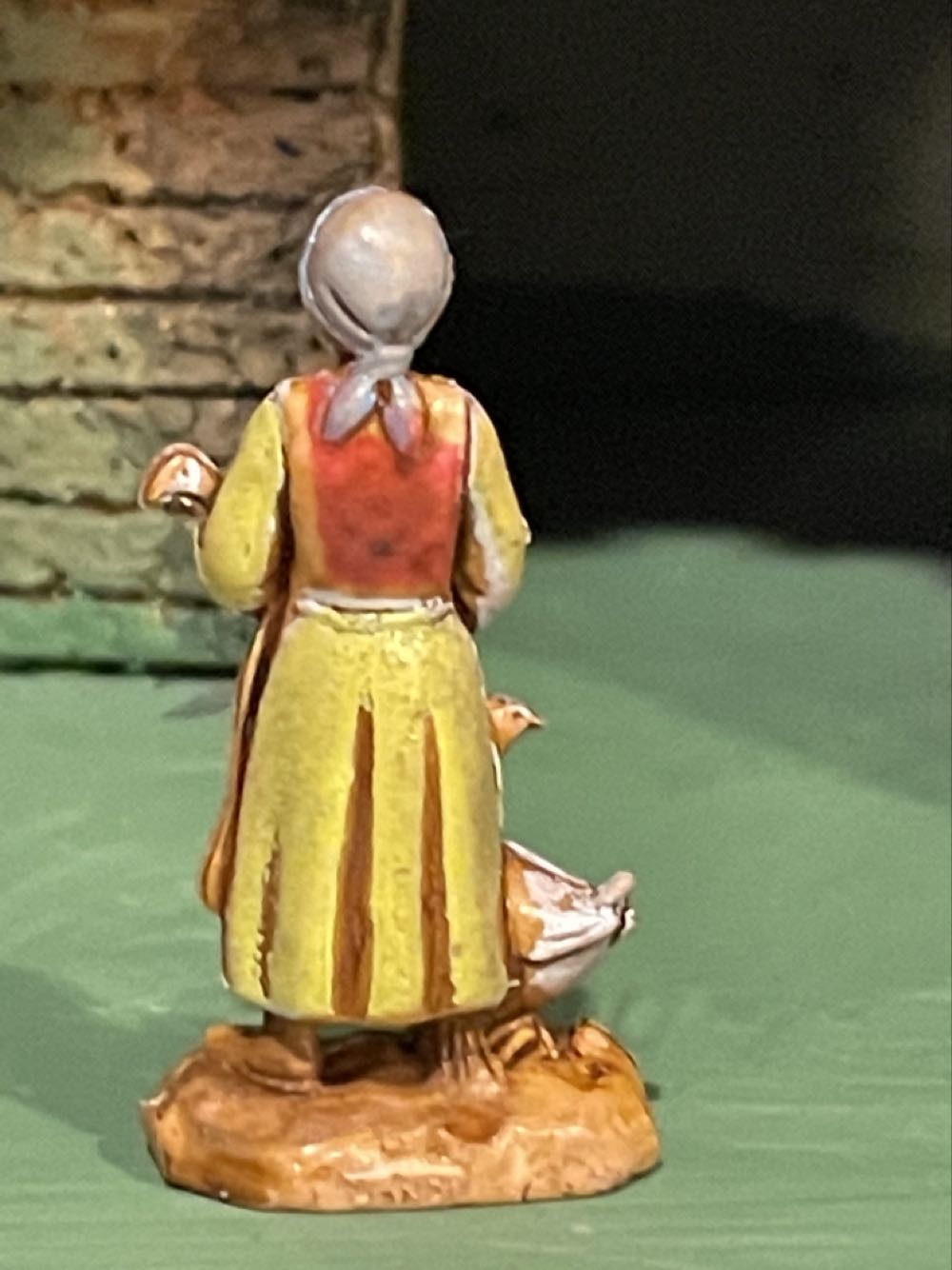 Moranduzzo - Villager - Woman With Geese - Villager (Nativity) ornament collectible - Main Image 2