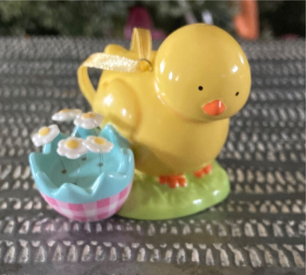 Easter Collection Chicky’s Bouncing Daisies - Keepsake Ornament (Chicky’s Bouncing Daisies) ornament collectible [Barcode 015012785814] - Main Image 3