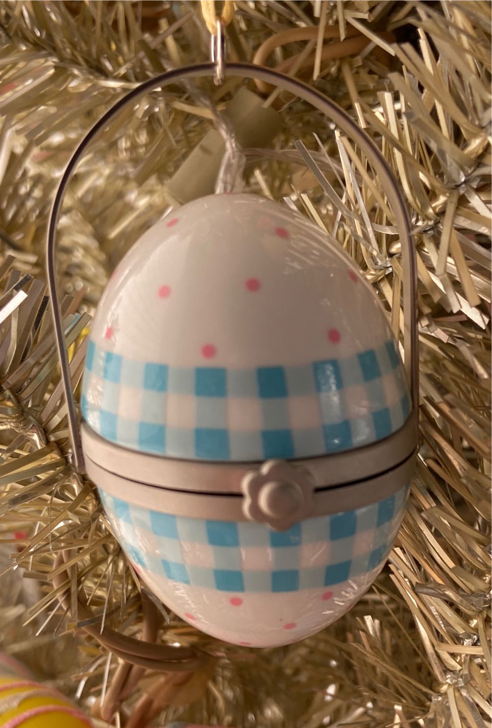 Hallmark Keepsake. Spring. 2004. Hatched Before Your Eyes. - Easter (Hatched Before Your Eyes) ornament collectible [Barcode 015012785838] - Main Image 3
