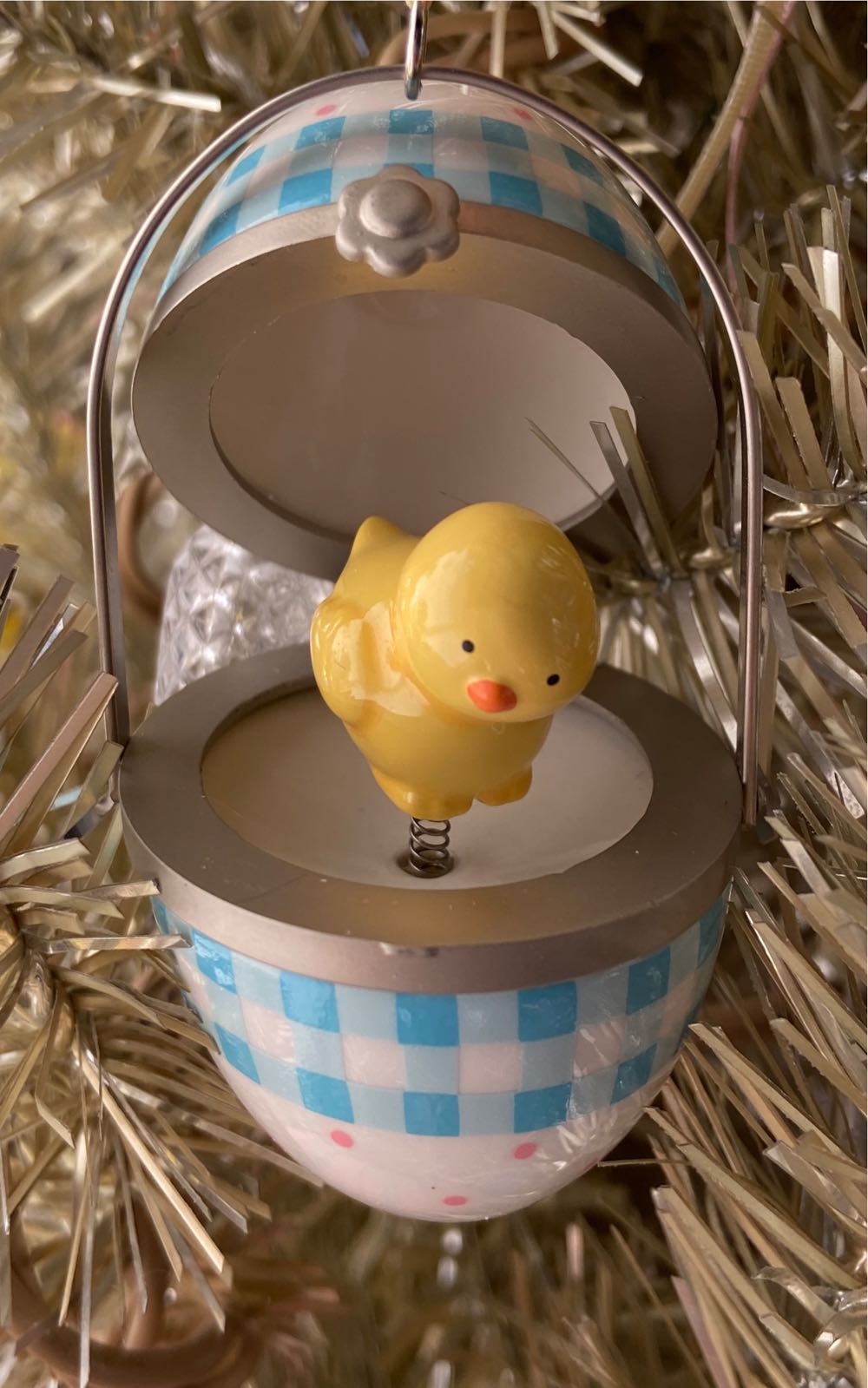 Hallmark Keepsake. Spring. 2004. Hatched Before Your Eyes. - Easter (Hatched Before Your Eyes) ornament collectible [Barcode 015012785838] - Main Image 4