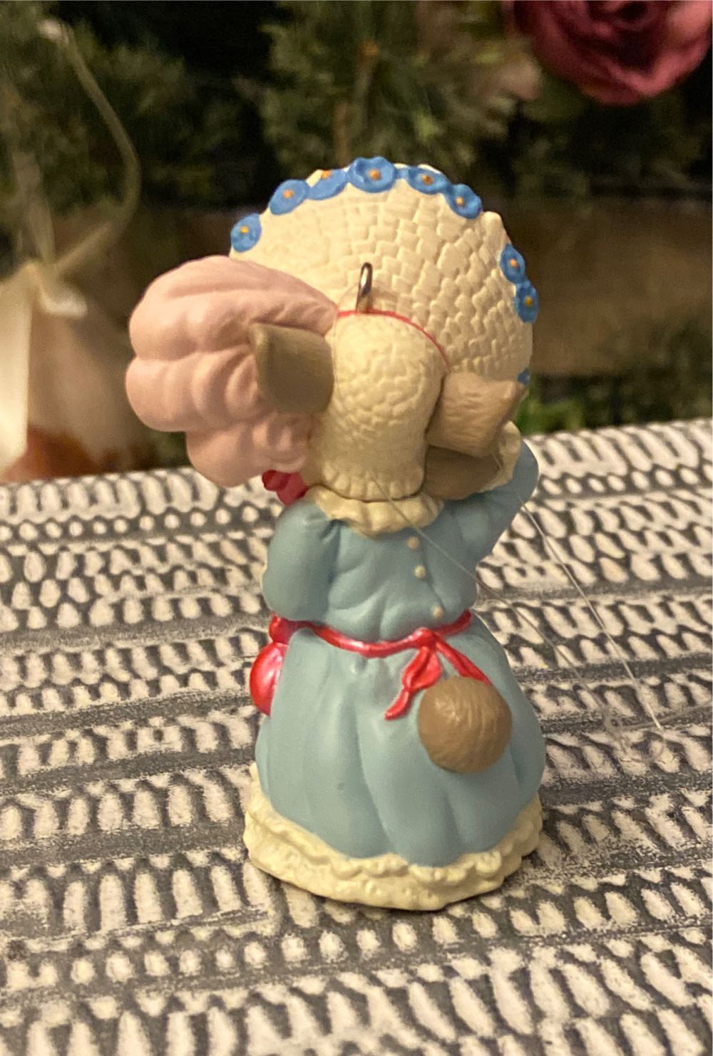 Hallmark Keepsake. Spring. Springtime Bonnets. 1995. 3rd In Series. No Box.  - 3rd In Series (Springtime Bonnets) ornament collectible - Main Image 4