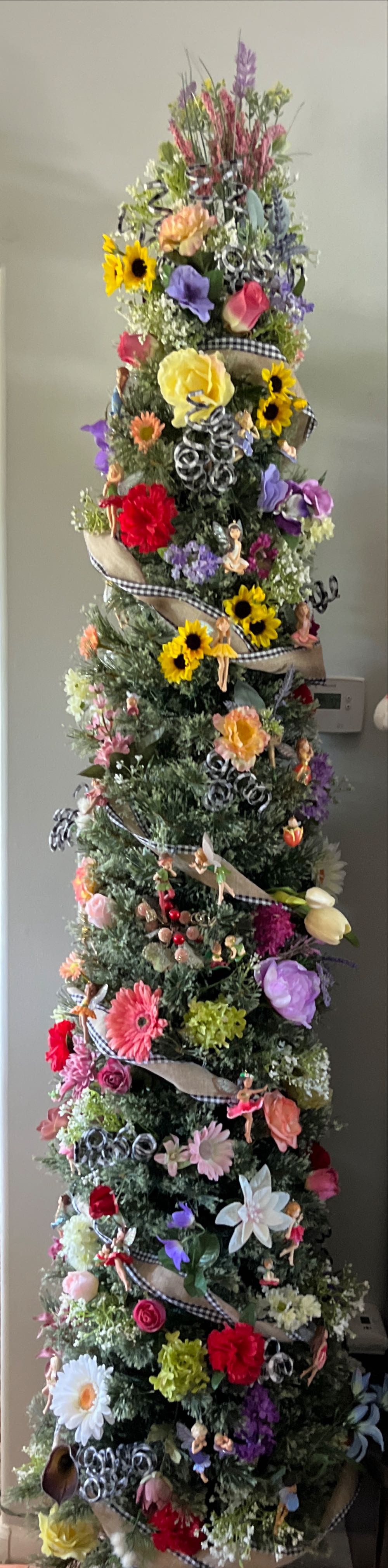 Hallmark Keepsake. Fairy Messengers. 2008. Lily Fairy. 4th In Series. Sculpted By Kristina Kline Gaughran. - Fairy Messengers (4th In Series: Lily Fairy) ornament collectible - Main Image 4