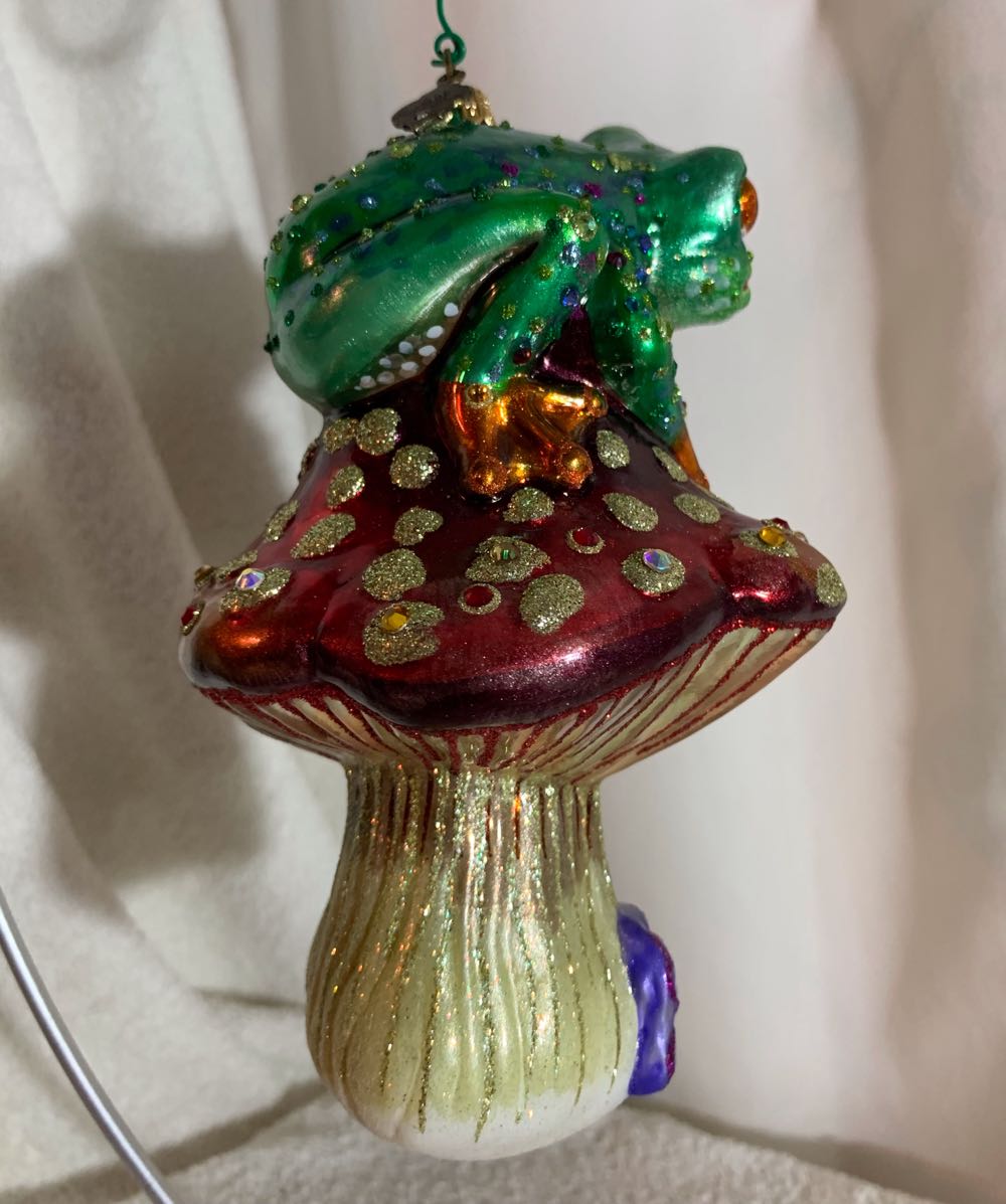 Frog On Mushroom  (Jungle) ornament collectible - Main Image 3