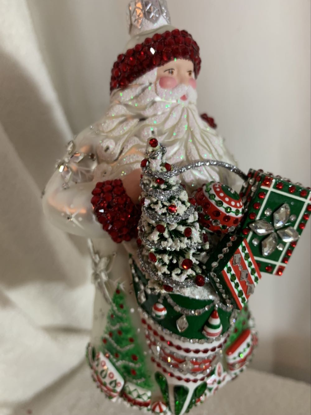 Magnifique, Winter Fabulous, Pearl: Red & Green - Other Exclusive (Santa) ornament collectible - Main Image 2