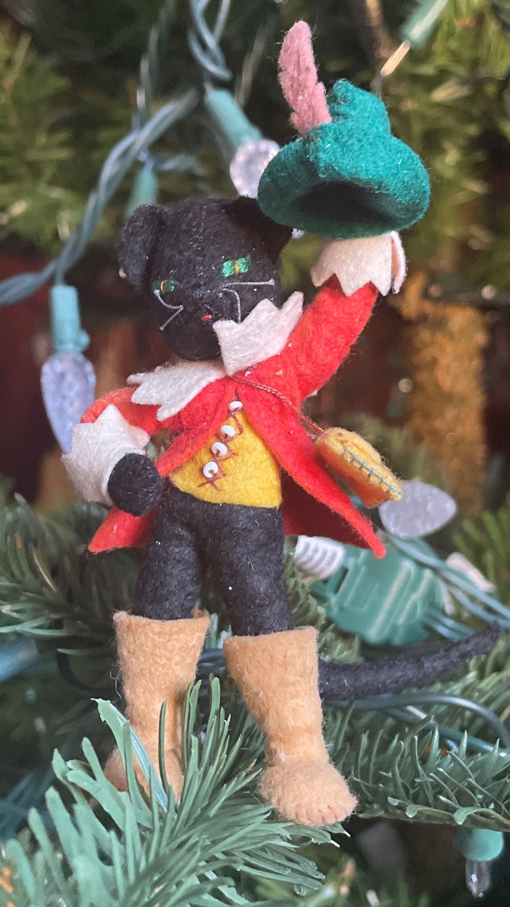 Pick Large Holly Pic Fabric Leaves With White Accents