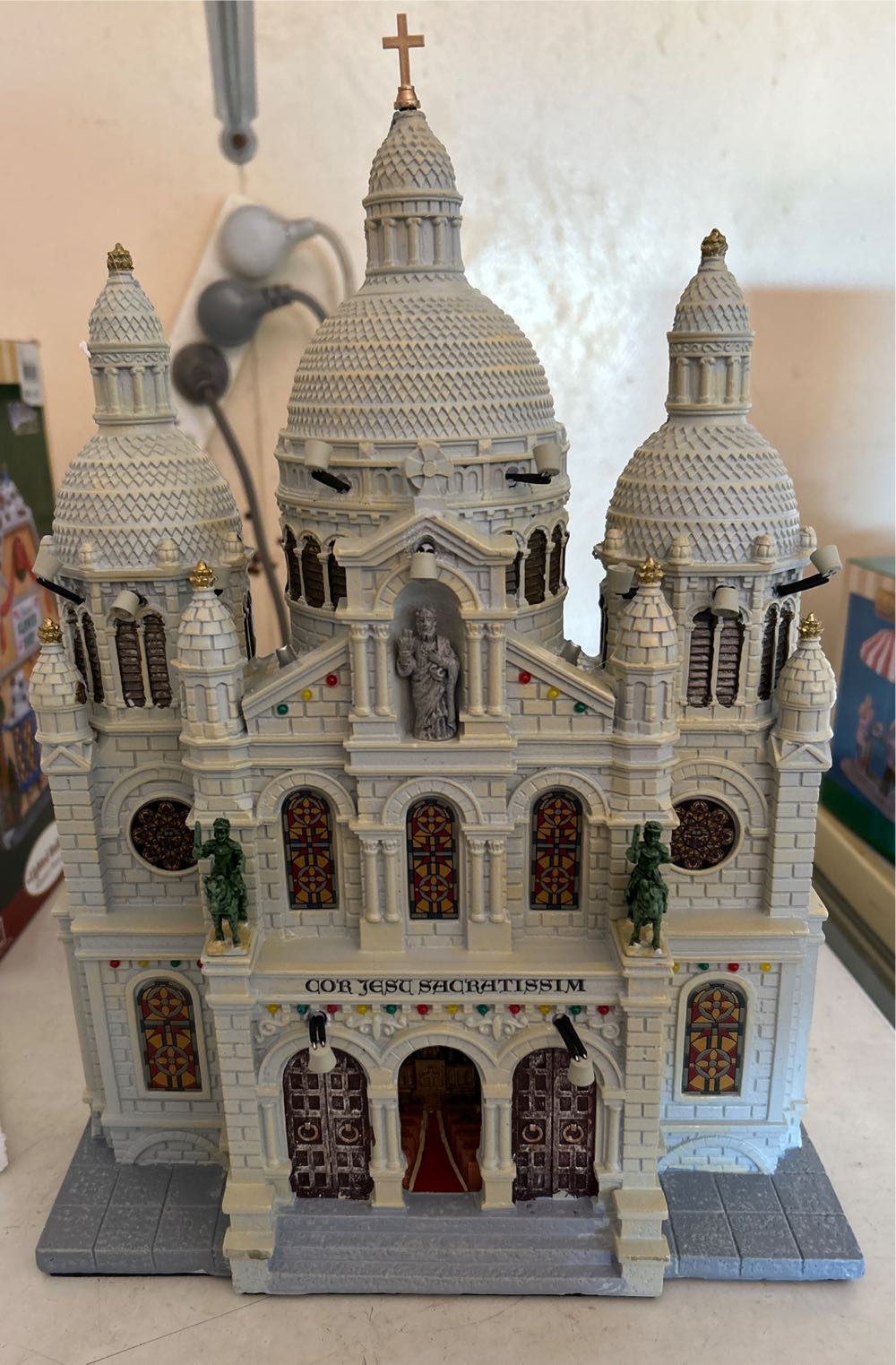 Lemax Europe Cathedral Facade #25334 - Caddington (Essex Street Facade) ornament collectible [Barcode 728162253347] - Main Image 3