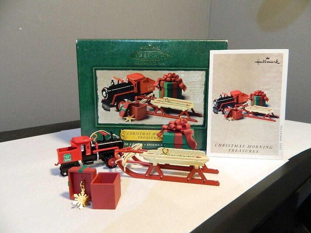 Family Living Room - Christmas Morning Treasures (KOC Club) - KOC CLUB EXCLUSIVE ornament collectible [Barcode 015012716757] - Main Image 2