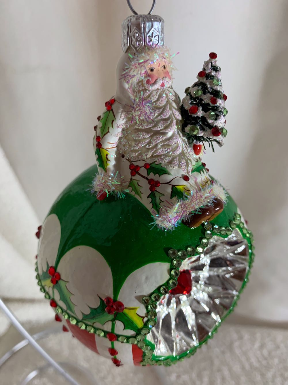 Glorious, Red & White & Green & Festoons - General Line (Santa) ornament collectible - Main Image 2