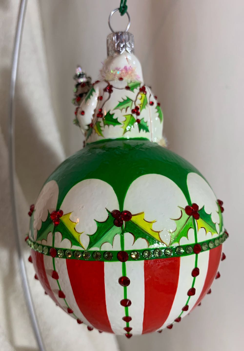 Glorious, Red & White & Green & Festoons - General Line (Santa) ornament collectible - Main Image 3
