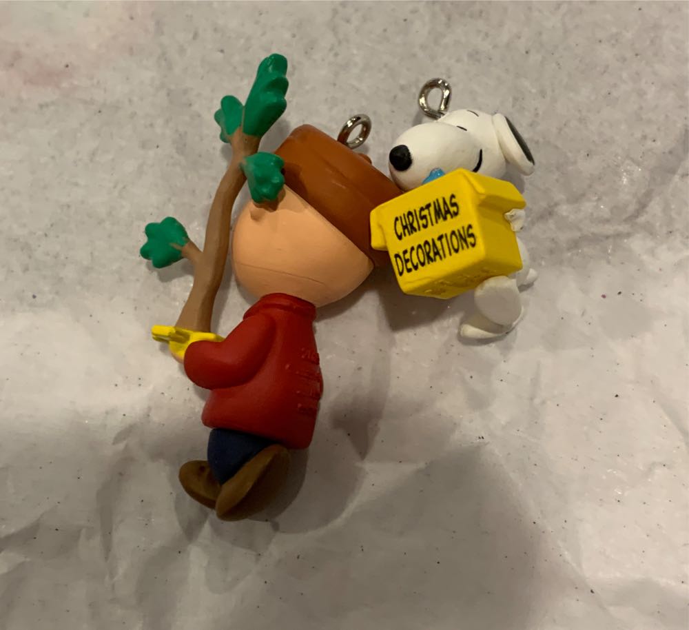 Decorating Fun - The Peanuts Gang Miniature (Peanuts) ornament collectible [Barcode 763795772797] - Main Image 4