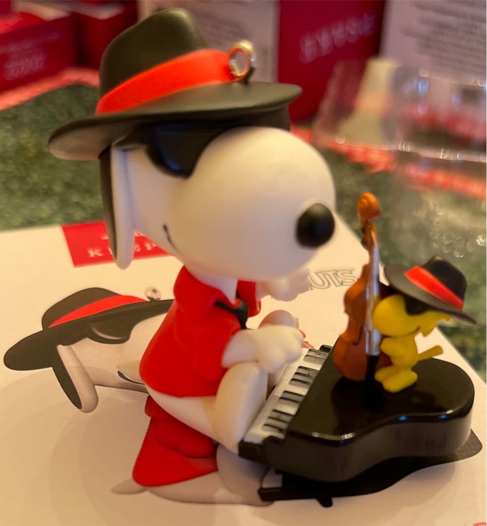 Peanuts Spotlight On Snoopy #25 Jazzy, Snazzy Friends - Spotlight On Snoopy (Peanuts) ornament collectible [Barcode 763795768059] - Main Image 4