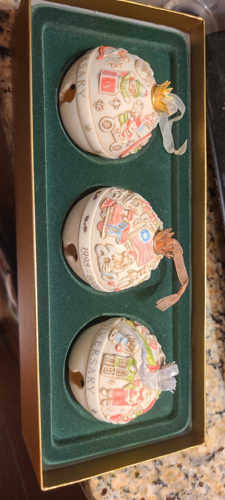 Commemorative Bells 30th Anniversary - Club Exclusive ornament collectible - Main Image 2