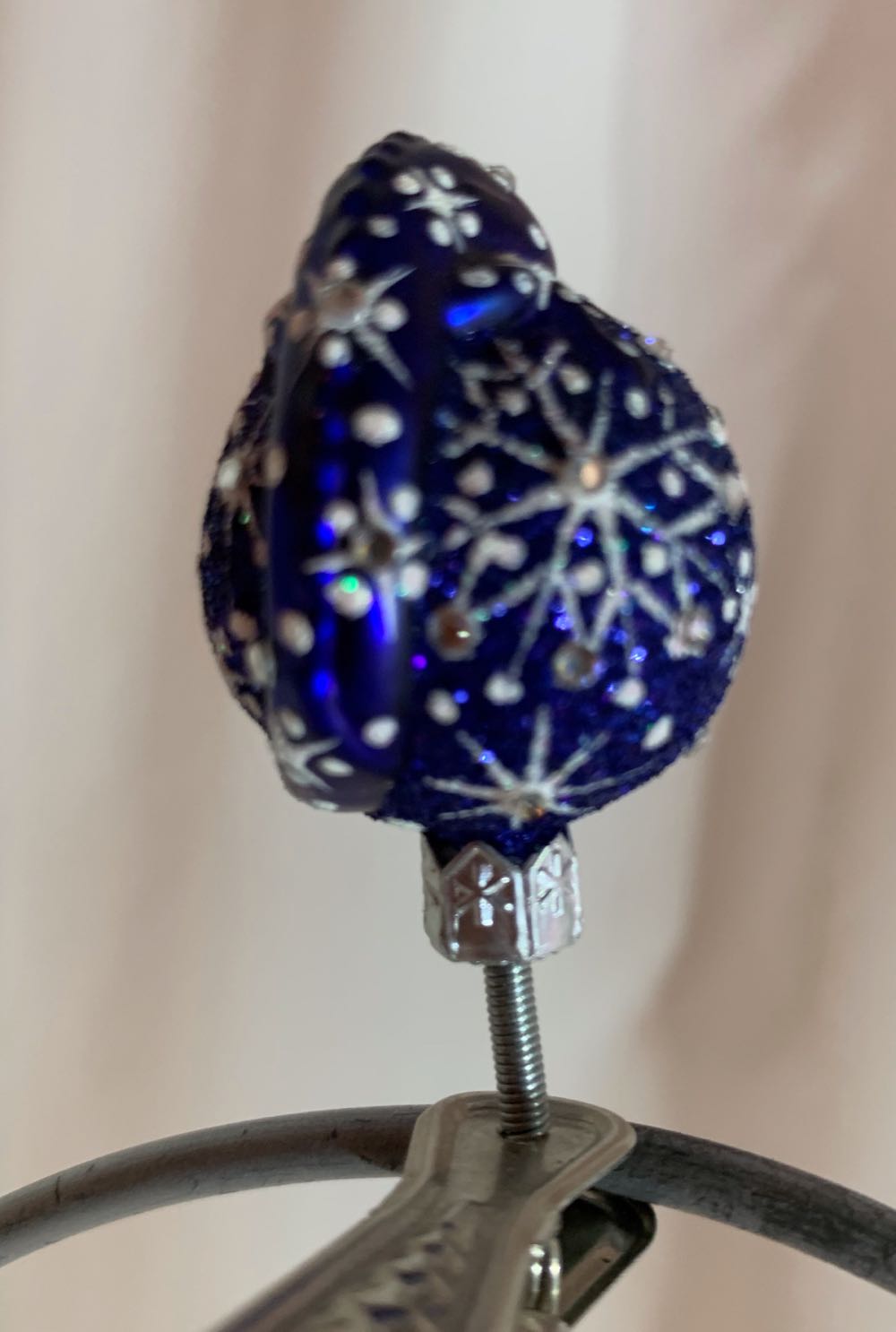 Ultra Miniature Chameleon, Snowflakes - Event Exclusive (Christmas Tree Ornament) ornament collectible - Main Image 3