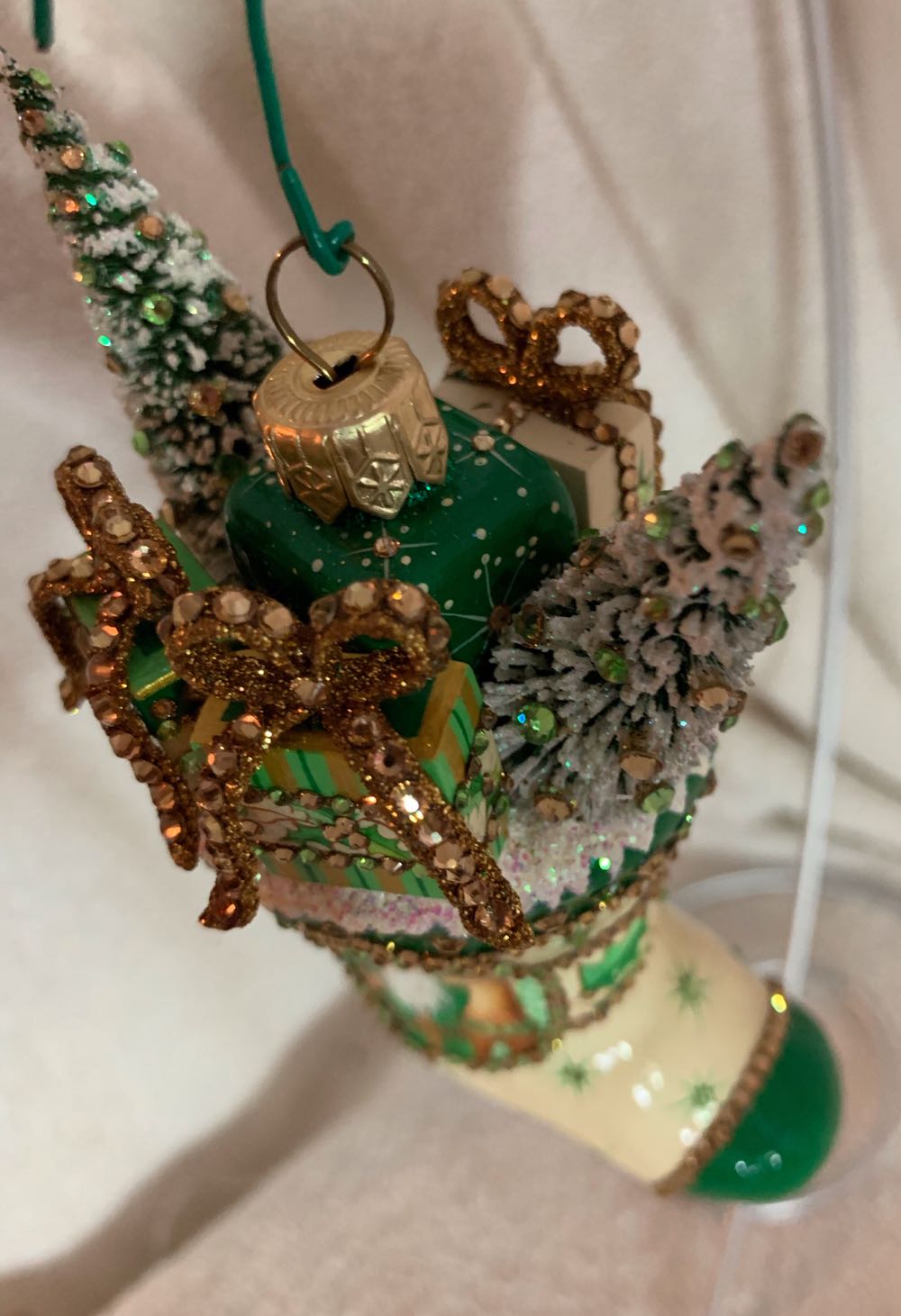 Merrie Christmas, Crème: Green & Gold - Other Exclusive (Christmas Tree Ornament) ornament collectible - Main Image 2