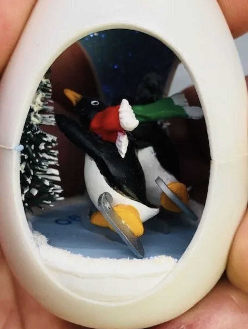 Winter Surprise #2 - Winter Surprise (Penguins) ornament collectible [Barcode 070000027468] - Main Image 4