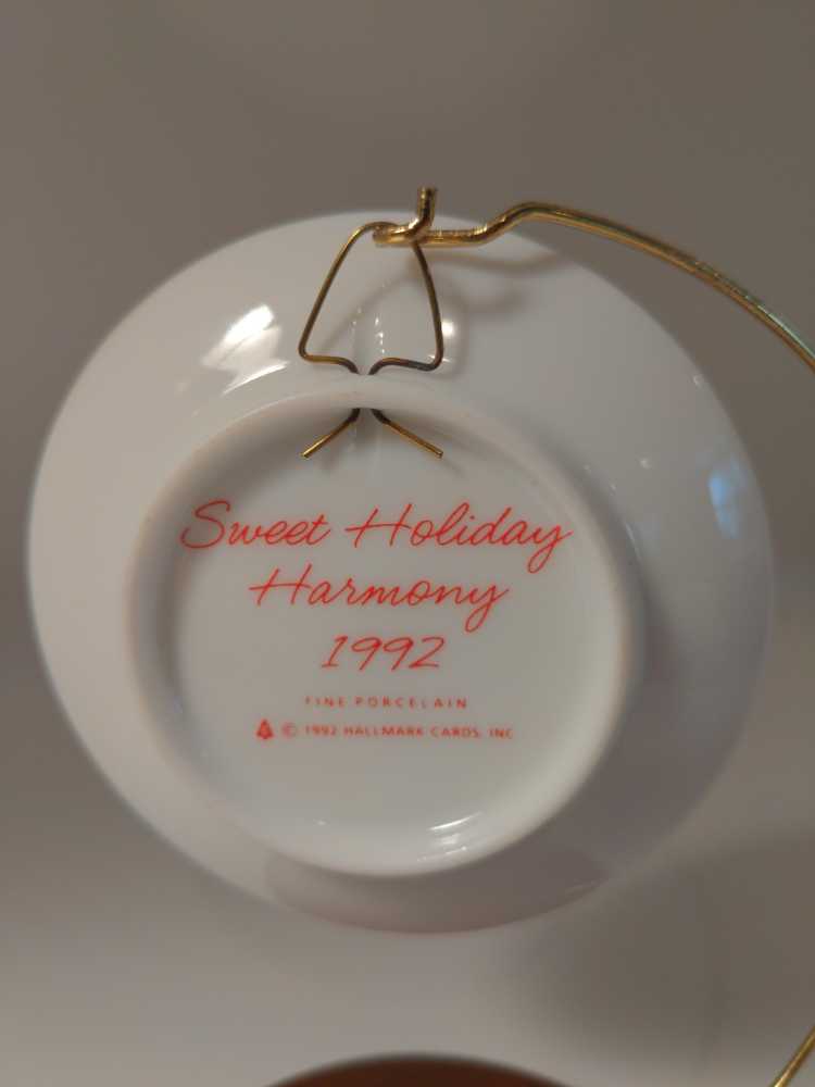 CP#6 - Sweet Holiday Harmony - Collectors Plate Series (Collectors Series) ornament collectible [Barcode 070000027444] - Main Image 3
