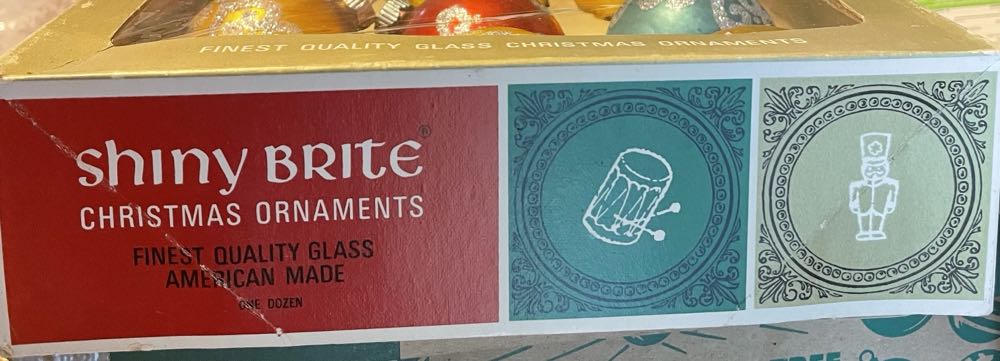 Shiny Brite - Box - Red Medallion - Box (Packaging) ornament collectible - Main Image 2