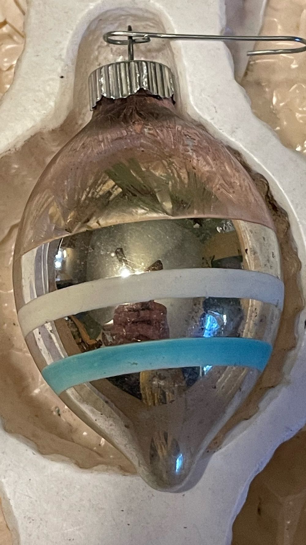 The 25th, Red, Snowflakes