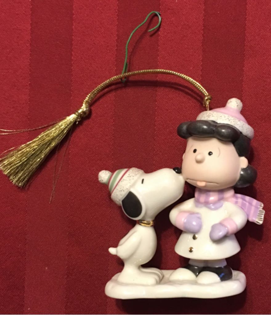 Lucy’s Christmas Smooch  (Peanuts) ornament collectible [Barcode 882864031891] - Main Image 2