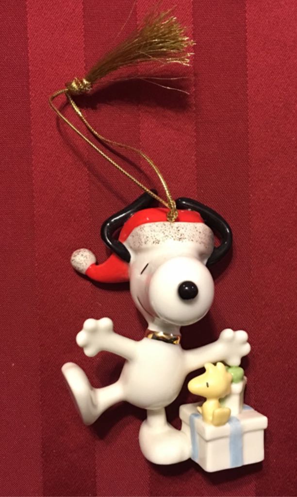 Christmas Morning Snoopy - Snoopy (Peanuts) ornament collectible [Barcode 882864453587] - Main Image 2