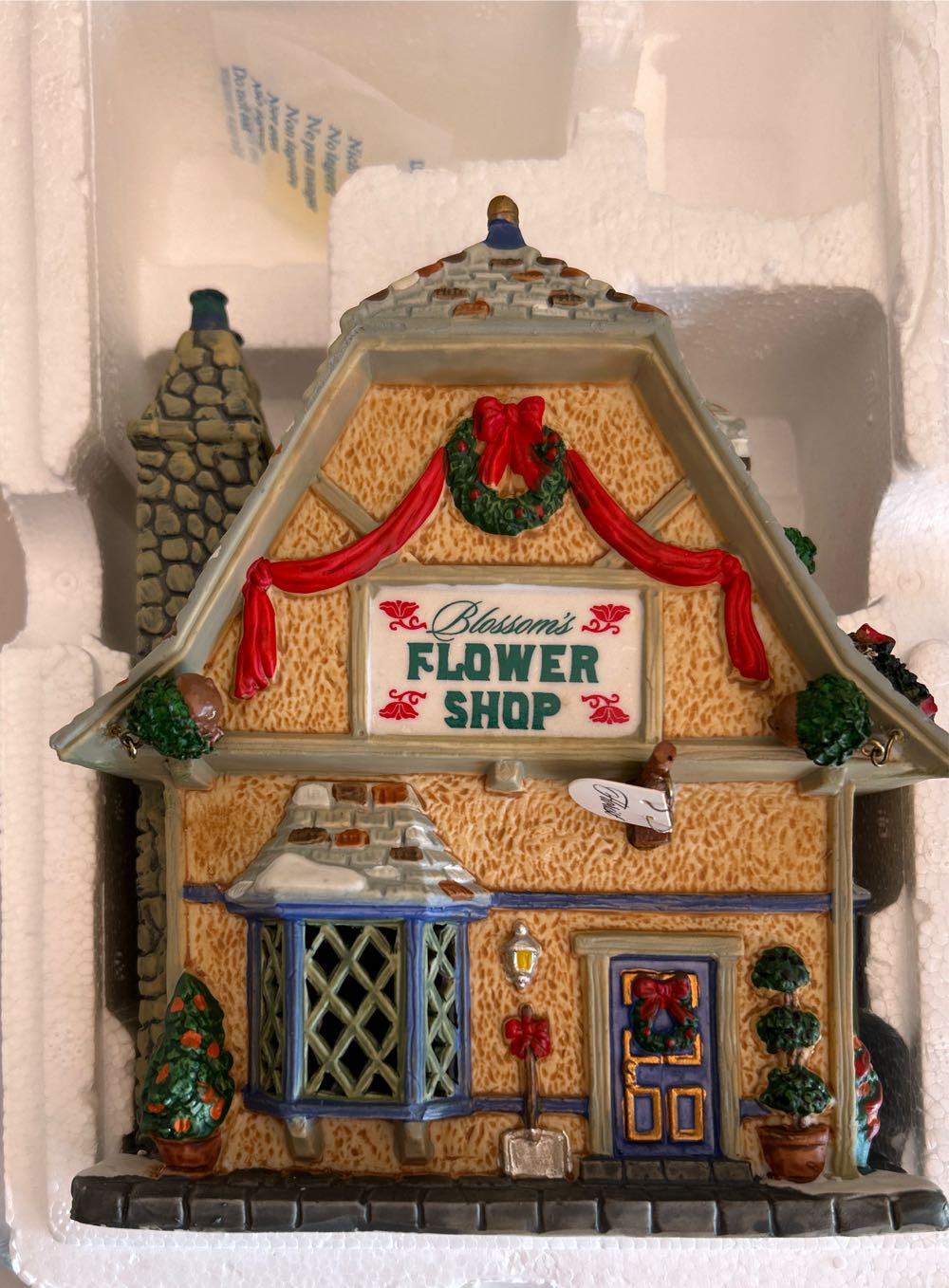 Blossom’s Flower Shop - 75547 - Vail Village (Lighted Building) ornament collectible [Barcode 728162755476] - Main Image 2