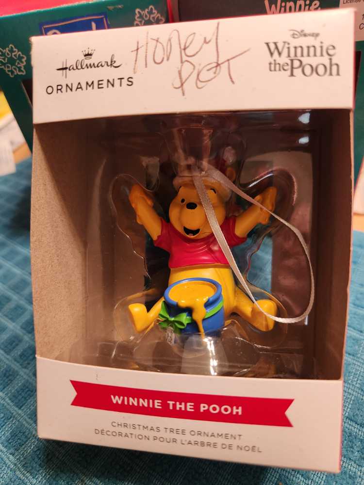 Winnie The Pooh - Hallmark Ornament (Winnie the Pooh) ornament collectible [Barcode 763795775682] - Main Image 2