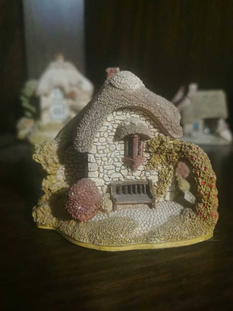 Wight Cottage  ornament collectible - Main Image 2