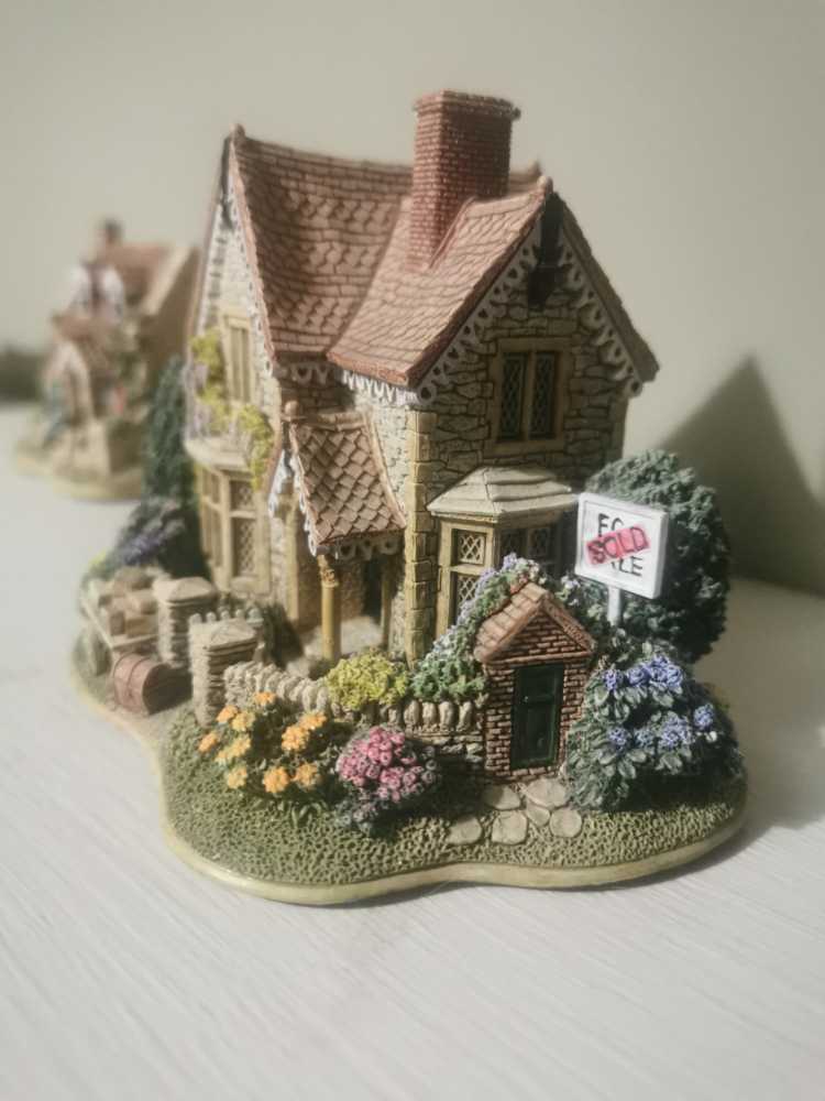 New Neighbours - The British Collection ornament collectible - Main Image 2