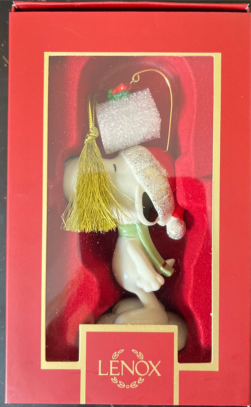 Snoopy Under The Mistletoe - Snoopy (Peanuts) ornament collectible [Barcode 194372019897] - Main Image 2