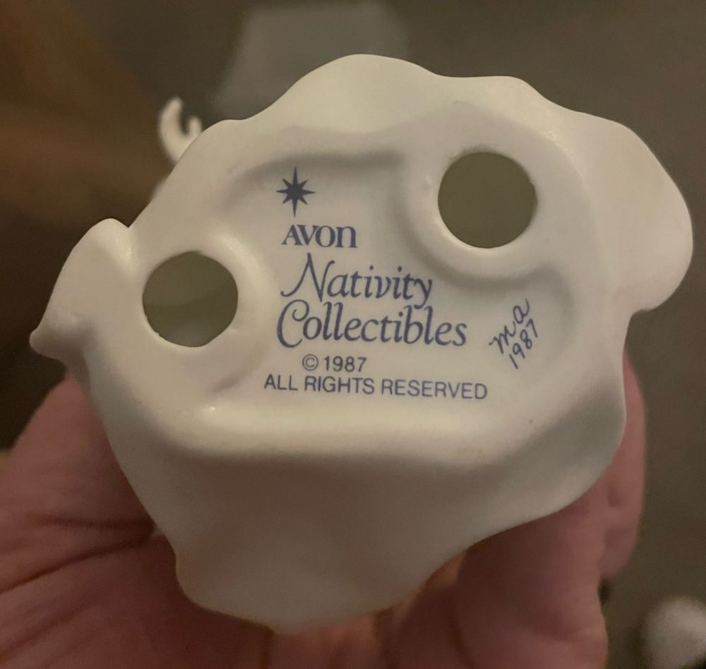 Avon - Nativity Collectibles - 1987 - Angel - The Standing Angle - Angle (Nativity) ornament collectible - Main Image 3