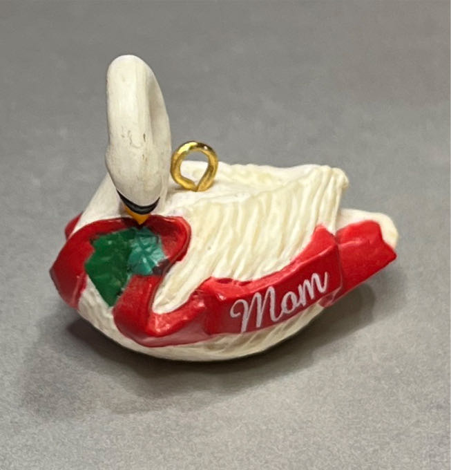 Mom - Hallmark Keepsake Miniature (Mom) ornament collectible [Barcode 015012107692] - Main Image 3